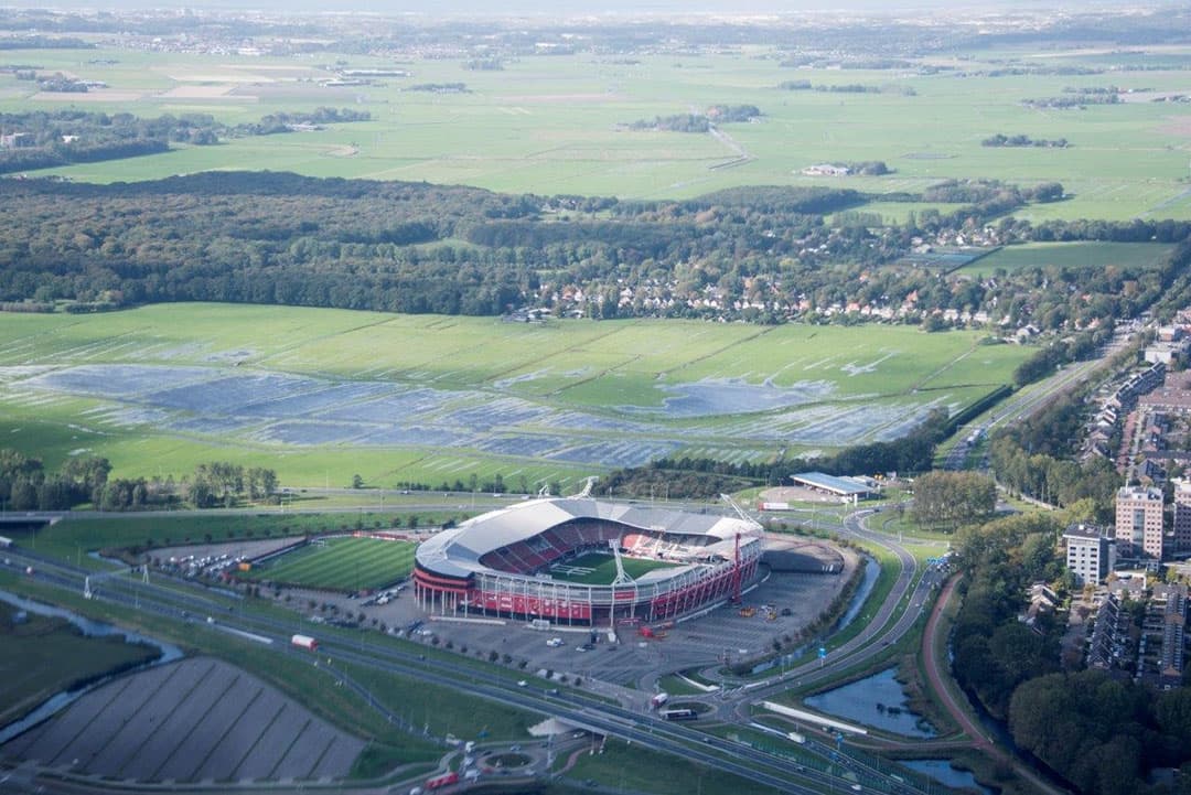 Dit natte perceel is duidelijk: de oogst is binnen. Onder op de foto staan nog genoeg consumptieaardappelen, klaar voor de rooier.