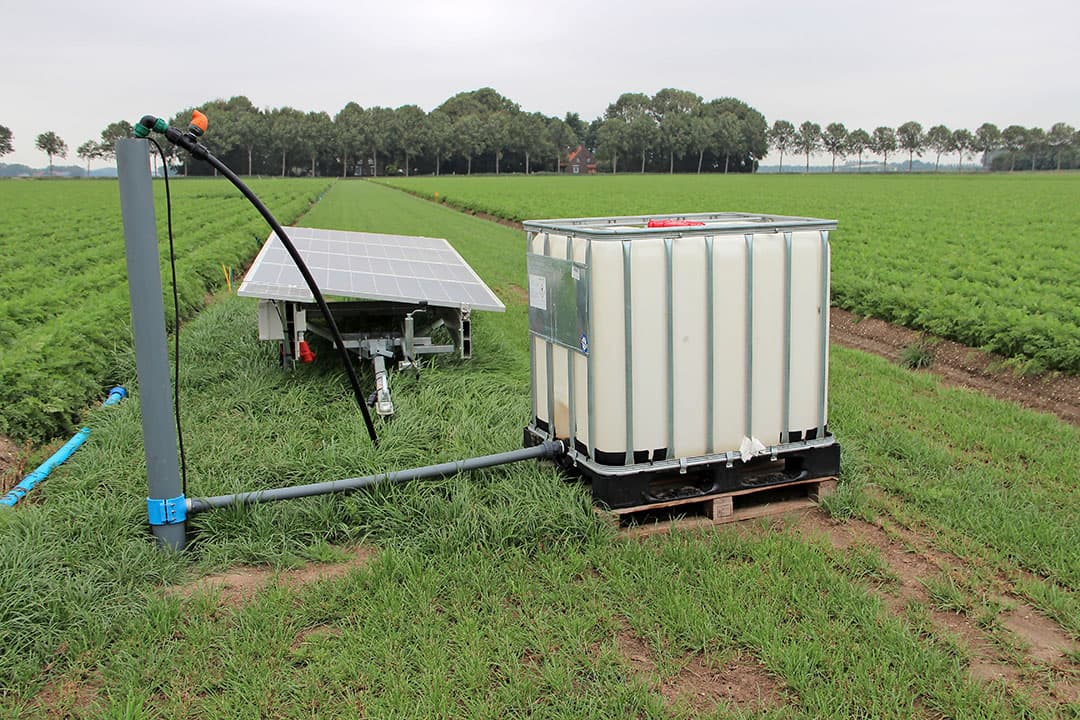 De kunststof bak water en zonnepanelen vallen op het peenproevenplatform direct op. - Foto: Petra Vos