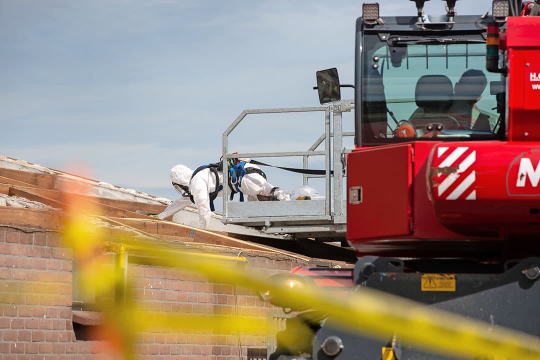 Het saneren van asbest van een varkensstal in Vorden.