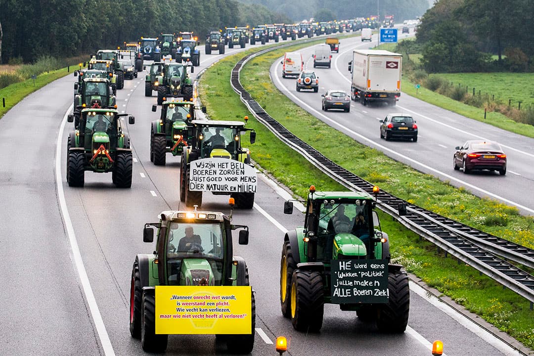 Drentse boeren blokkeren met hun trekkers de snelweg A28 tussen Hoogeveen en Meppel.  - Foto: ANP