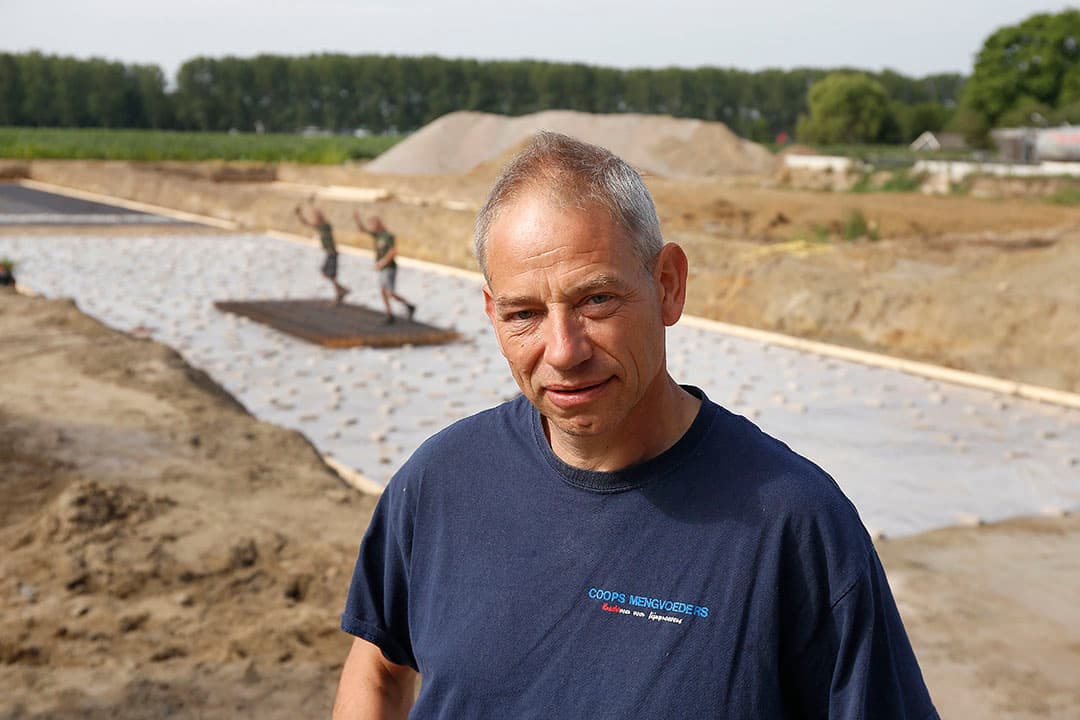 Zo leven de varkens in groepen van 60 dieren met 60% dichte vloer. Ook zijn de stallen dusdanig op het bouwblok geplaatst dat gemakkelijk een buitenuitloop is te realiseren, mocht een toekomstig concept daarom vragen.