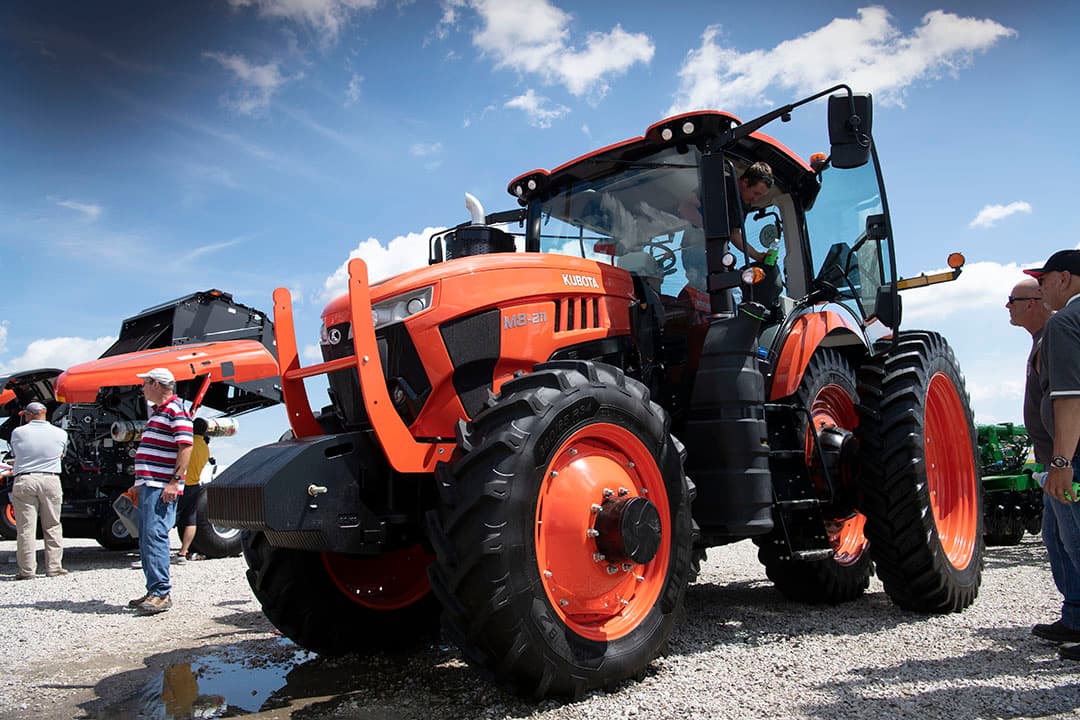 Met de 900-serie gaat Fendt de strijd aan met de gevestigde orde in de VS. Op de Farm Progress Show is de Duitse trekkerbouwer groot aanwezig. Voor veel Amerikaanse boeren is Fendt nog een onbekende. Agco levert al Fendt-trekkers in Challenger-geel zoals de rupstrekker en de 1050. De 900-serie is volgens de producent echt toegesneden op de Amerikaanse markt, met als topproduct de 942, die 415 pk op de Amerikaanse bodem zet. De nieuwe trekkerserie heeft diverse moderne snufjes in de cabine