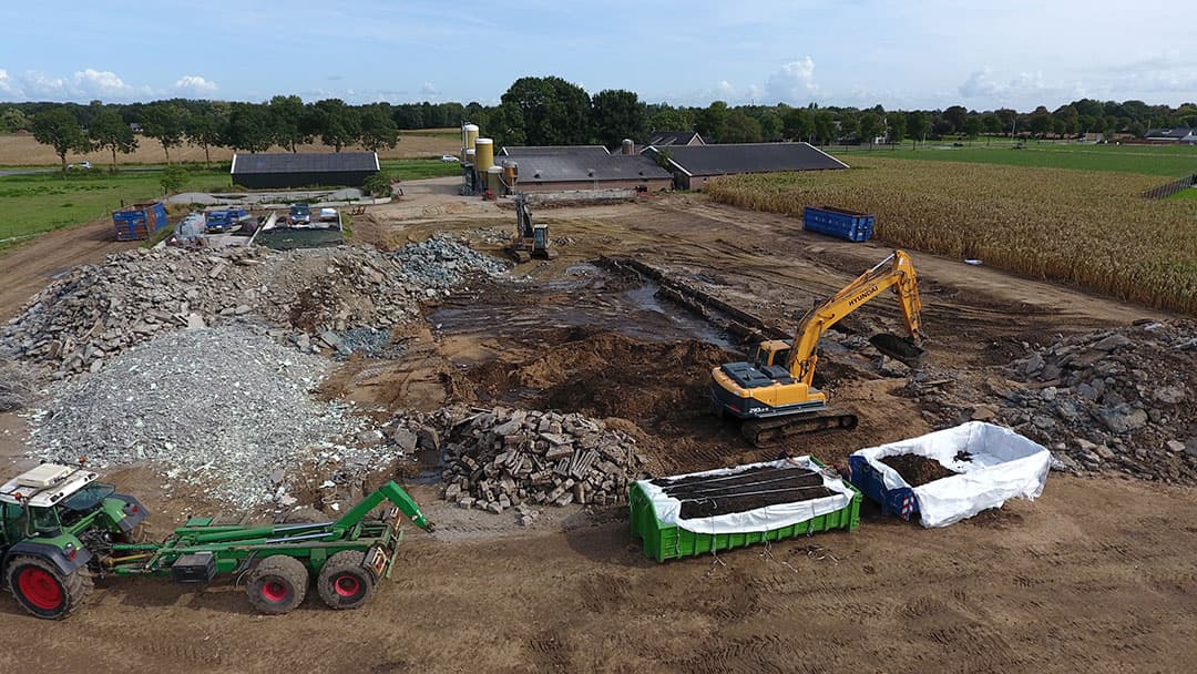 Binnen een jaar na de brand waren de vergunningen voor de nieuwe stallen gereed. Het werk in de grond voor de nieuwbouw kon beginnen.