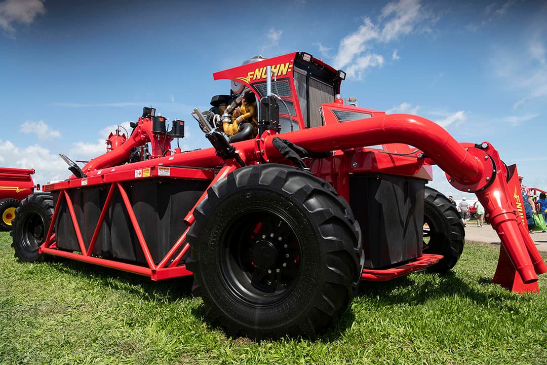 Op de jaarlijkse Farm Progress Show draait het vooral om de velddemonstraties waar grote combine s en kniktrekkers hun kunsten vertonen. De  rowcrop -trekker wordt steeds geavanceerder en sterker. Hoewel enkele nieuwelingen hun opwachting maakten, was het vooral erg druk bij de klassieke zwaargewichten. Maar er zijn dit jaar ook zeker drie echte primeurs. - Foto's: Mark Pasveer
