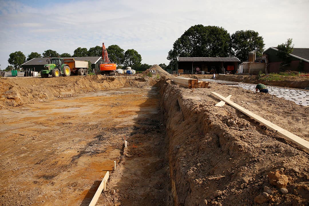 Het storten van de putmuren. De putten van de stal zijn vooralsnog voor de opslag van dunne fractie; de vaste (stro)mest gaat naar buiten. Daarmee kunnen ze overschakelen op een concept dat daarom vraagt. In eerste instantie gaat stro een rol spelen bij het behoud van de staarten.