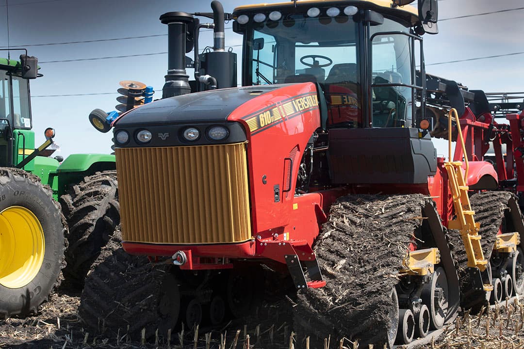 Als je mestopslag maar groot genoeg is, kun je deze drijvende mixer c.q. pomp laten zwemmen. The Lagoon Crawler van de Canadese fabrikant Nuhn is een echt amfibievoertuig. Het apparaat is uitgerust met een 275 pk Cummins-motor. De pomp besturen doe je met de afstandsbediening, die 300 meter bereik heeft. De machine rijd je gewoon de mestput in. Heb je te maken met hoge randen? Geen probleem, je kunt de crawler ook oppakken en voorzichtig in de opslag laten zakken aan het kraanoog. Om ervoor te zorgen dat de machine niet vast komt te zitten, is deze voorzien van vierwielaandrijving en hebben de banden een agressief profiel. Naar eigen zeggen heeft de fabrikant al 350 van deze drijvende pompen geleverd. Ze kosten zo n $	 180.000 per stuk.