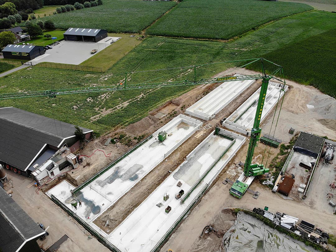 Na het afwegen van verschillende opties is gekozen om de stal redelijk traditioneel te bouwen, maar wel dusdanig dat eenvoudig naar biologisch, twee sterren of een ander concept kan worden overgeschakeld.