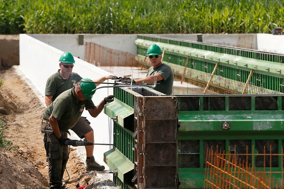 Het werk zit nog in de grond; binnenkort worden spanten geplaatst dan ontstaat beter zicht hoe de stallen er straks uitzien. Dit is te zien in de volgende fotoreportage.