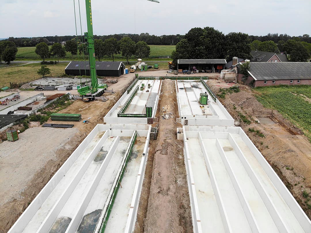 De brand vorig jaar juli verwoestte de grootste vleesvarkensstal op het bedrijf. Daarbij werden circa 2.500 varkens gedood. De stal was niet meer te redden en de varkenshouders besloten twee nieuwe stallen te bouwen.