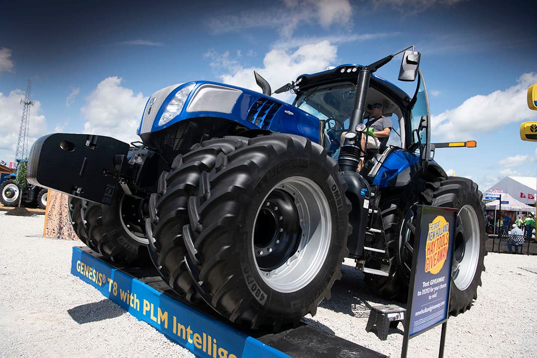Het is druk bij de stand van Case IH, vooral door een zogeheten  meet-and-greet . Een nieuw fenomeen op beurzen vandaag de dag. De jonge akkerbouwer Nick Welker werd in korte tijd een YouTube-held toen hij een timelapse online plaatste. Hij laat zien hoe een Big Bud totaal wordt gerenoveerd. Op het akkerbouwbedrijf in Shelby, Montana, staan drie van deze kolossen die nog volledig in bedrijf zijn. Vandaag blijkt op de stand van Case IH dat Nick en zijn familie veel fans hebben. Ze delen petten met handtekening uit. Inmiddels rijden de prairie-akkerbouwers uit Montana ook met een QuadTrac, waar de fabrikant Case IH handig op inspeelt. Nick Welker vertelt dat het allemaal onwerkelijk overkomt om als een soort filmheld op een voetstuk te staan. De millenial farmer bouwde onlangs nog een zelfrijdende spuitmachine met onderdelen van slooptrekkers. Van de oorspronkelijke Big Bud-producent kreeg de jonge ondernemer onderdelen om zijn spuitmachine eruit te laten zien als een echte Big Bud. Onder andere de motorkap is afkomstig van een originele trekker. Natuurlijk is de spuitmachine ook in Big Bud-wit gespoten.
