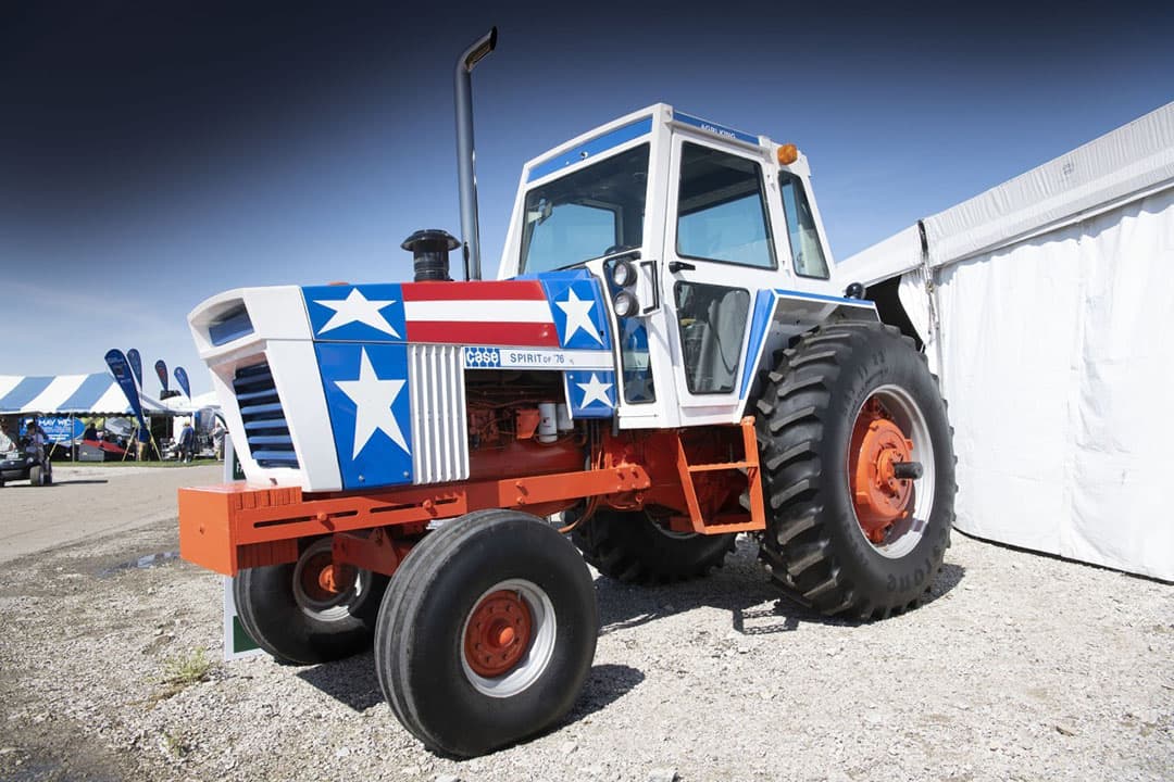 Hij ruikt nieuw en is nieuw: Case IH Magnum 400 is gericht op de toekomst. In de cabine valt het direct op: de crèmekleurige afwerking die een ruimtelijk gevoel geeft. Het spreekt zeker aan, maar de Case-rijder ziet verschillen met de voorgaande serie. In de raamstijl geen schakelaars meer, maar alleen een display, een soort grote smartphone. Ook het centrale scherm is groter en duidelijker. Er is gestyled met succes: de nieuwe look oogt zakelijk en gebruiksvriendelijk. De trekker straalt luxe uit. De Connect-modellen delen hun gegevens met de centrale computer van Case IH. De trekker zet alle gegevens voortdurend in de cloud en is als onderdeel van je netwerk overal toegankelijk. Het is zelfs mogelijk het 12 inch hoofdscherm op afstand te bedienen en te monitoren. De 400 pk Magnum is wat de Amerikanen classificeren als de zwaarst leverbare trekker met een vast frame. Onder de kap ligt de 8,7 liter FPT Cursor-dieselmotor (Fase V). De vernieuwde transmissie is een 21V/5A-powershift; volledige CVX-drive is nog niet leverbaar. Reserveren kan voor levering zomer 2020.