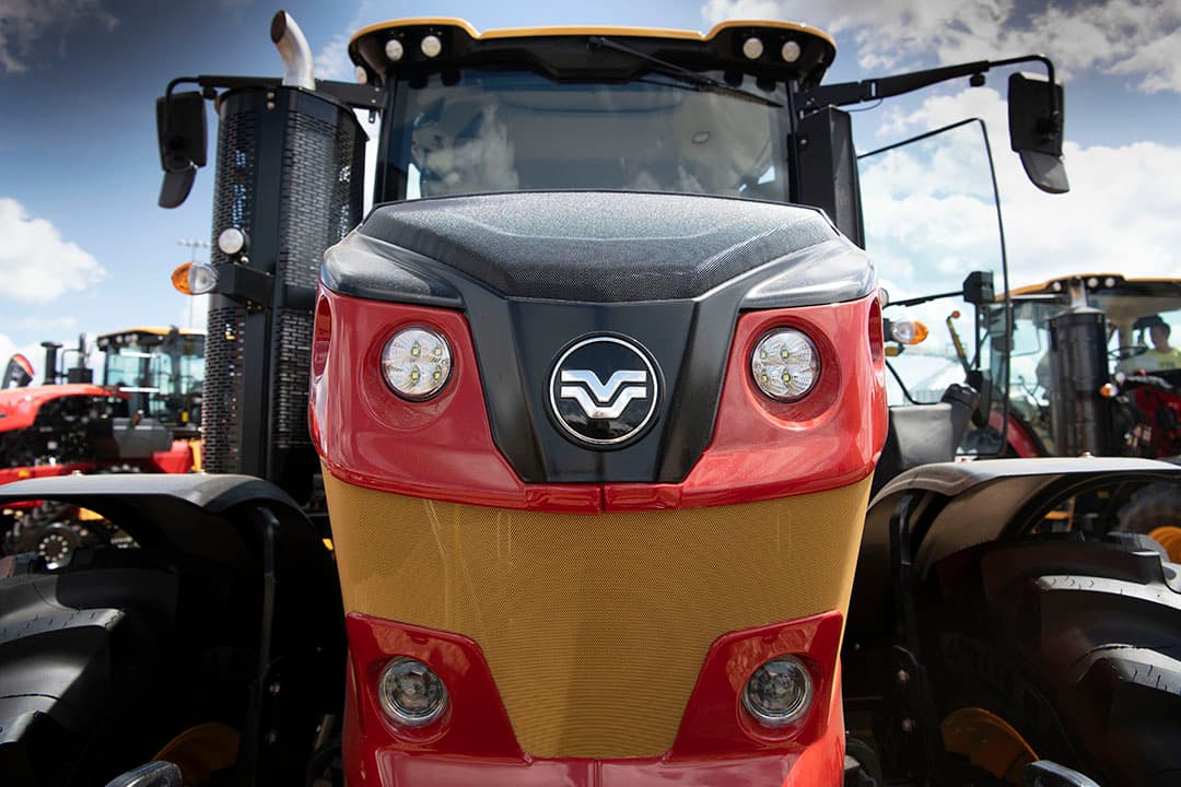 De Maserati-blauwe New Holland GenesisT8 PLM-trekker staat er rustig bij, hoewel ook dit een vernieuwde trekker is. Anders dan bij de Magnum 400 geen scherm op de raamstijl, maar achter het stuur. Bediening met knoppen in plaats van een menu. Bij de PLM-intelligence gaat het ook om de mogelijkheid de trekker volledig aan te passen aan eigen wensen en workflow, en verbonden te zijn met de dealer of andere gebruikers. De verbeteringen zijn vooral gericht op de gebruiker: ergonomie is belangrijk maar ook zicht, getuige de 360 graden led-werklampen.