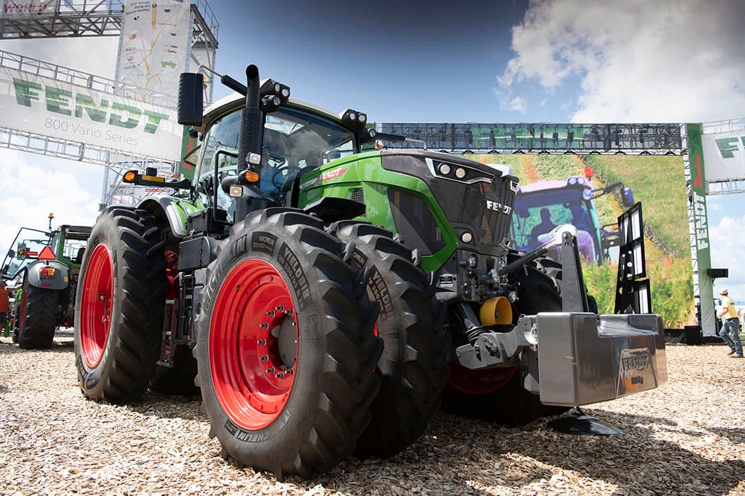 Versatile staat voor betrouwbare en lange levensduur. In het Mid-Westen rijden er nog talloze rond uit de jaren 80. De snelgroeiende markt van kleinere trekkers wordt nu ook bediend met de Nemesis-serie, duidelijk een voortvloeisel uit de samenwerking met Kubota. De drie modellen van 175 tot 210 pk zijn net als de Kubota M8 ontwikkeld voor de Noord-Amerikaanse markt. De Versatile oogt mooi in de huisstijl, rood met geel en zwart, wat al ver teruggaat in de geschiedenis. Te koop vanaf voorjaar 2020.