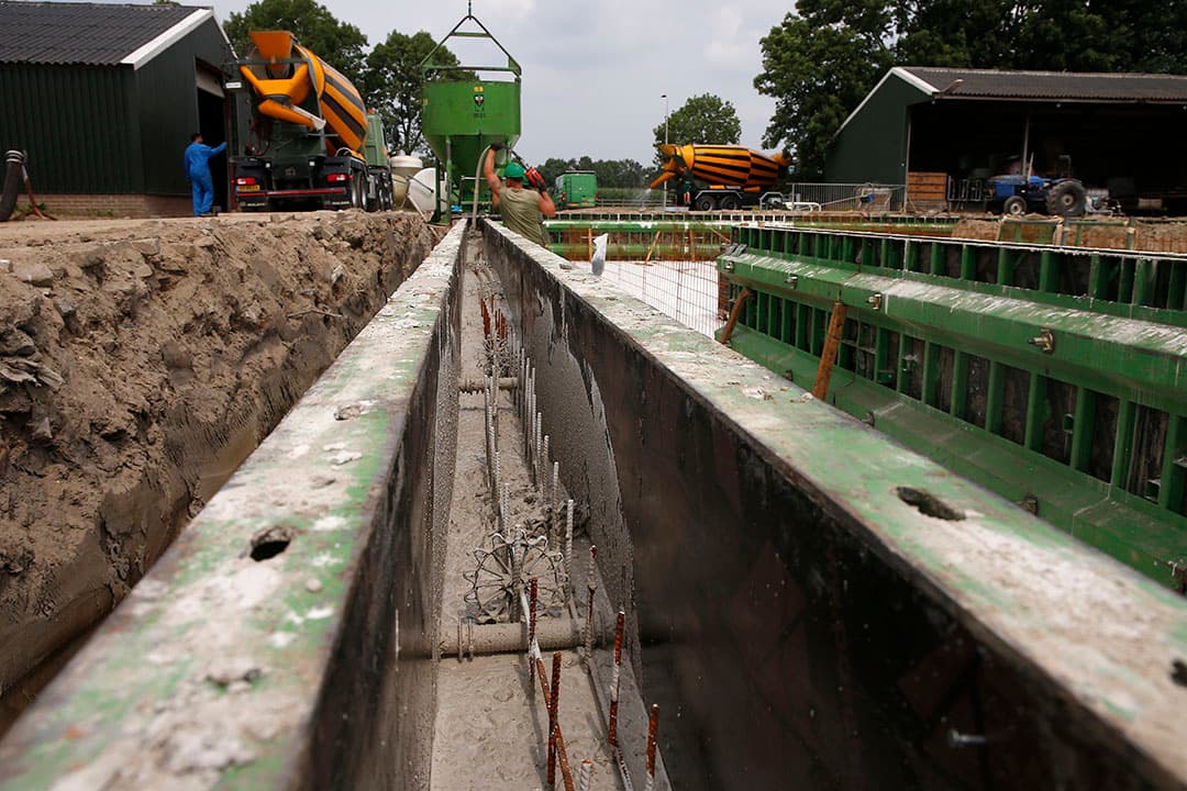 Deze zomer begon Rudi Krus met de herbouw van zijn afbrandde stal. Hij heeft goed nagedacht hoe die eruit moet zien. - Foto: Hans Prinsen