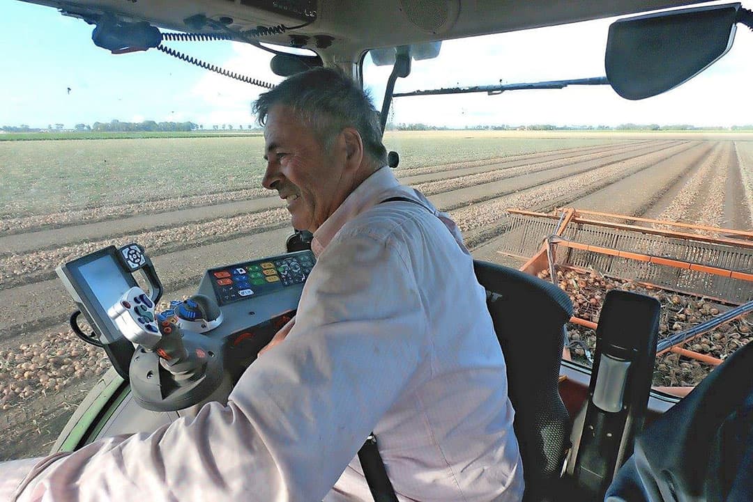 Zo zien we dat de twee gangen een mooi zwad van 1,40 meter breed maakt, dat met het opladen tijd bespaart en hard rijden is dan ook minder nodig. Het doorsteken van een perceel zal met de lege banen tussen de zwaden ook handiger zijn met meer ruimte voor de kippers.