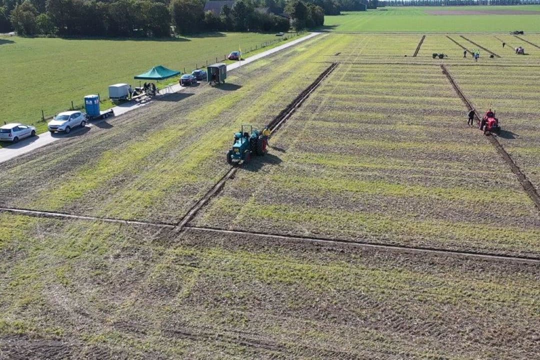 De grond valt heel mooi en aan het opdrogen van de percelen kunnen we zien welke ploegen bezig zijn. Bij rondgaande ploegen droogt een perceel vanuit het midden en bij heen en weer zien we het opdrogen vanaf een kant. Hier zien we ook de vorm van een perceel waar een geer een moeilijkheidsfactor is.