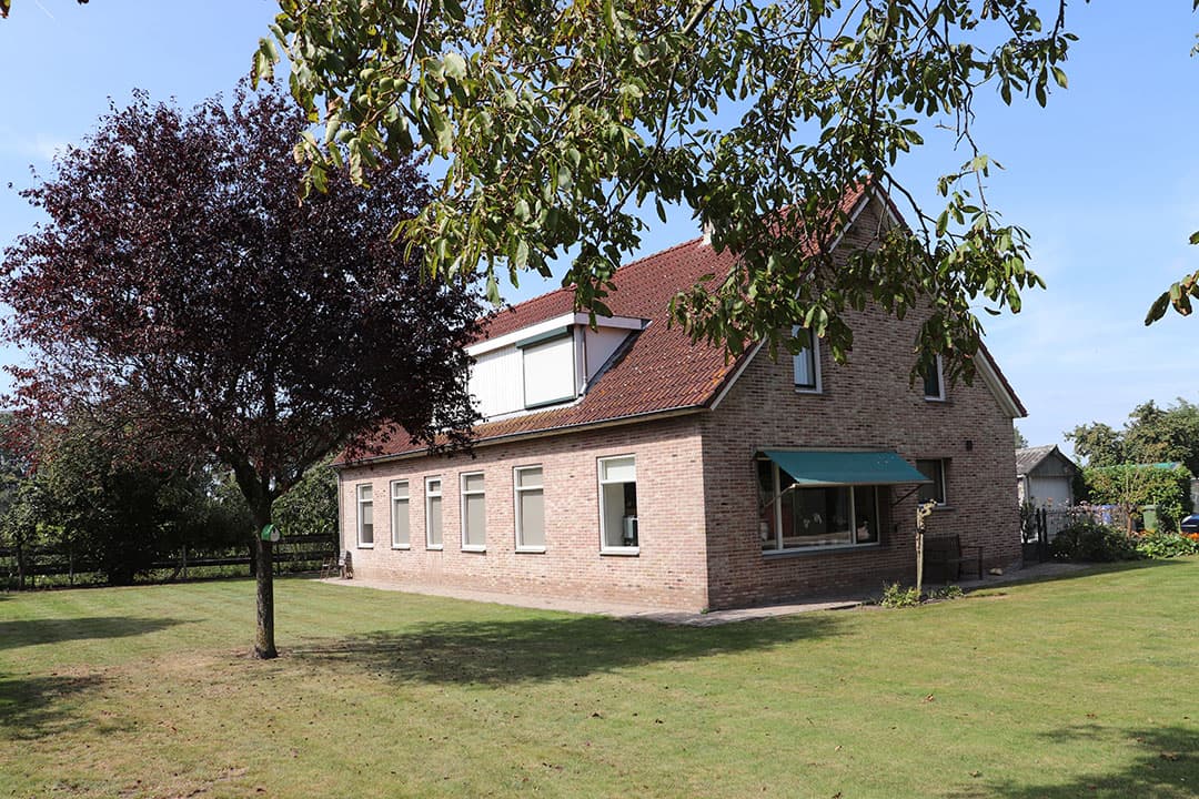 De ligboxenstal is in 2011 verlengd tot de huidige omvang. De stal is voorzien van voerstations, automatisch geregelde gordijnen en verkoelingsventilatoren. Aan 1 kant staan strohokken met daarboven stro-opslag.