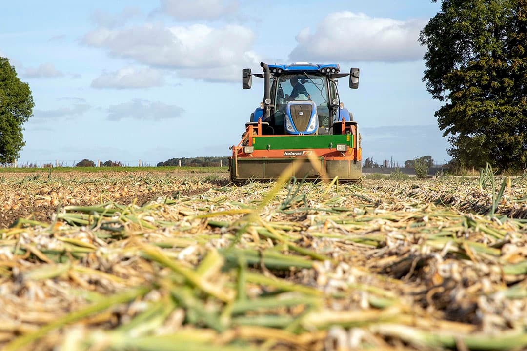 Arjan Hofstee op proefboerderij Ebelsheerd, in Nieuw-Beerta, is alweer bezig met het volgende seizoen. Dit perceel is 3 jaar lang grasland geweest. Het perceel is geploegd. Nu gaat hij er met de rotorkopeg overheen om de kluiten klein te maken.   Foto: Koos van der Spek