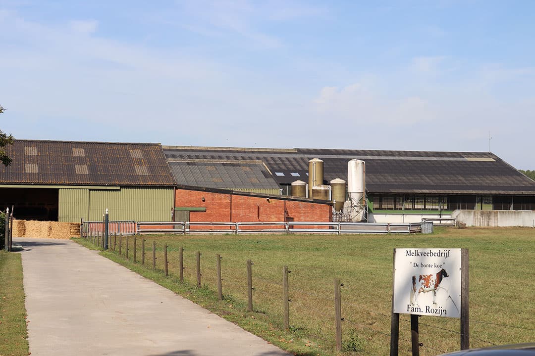Dat het bedrijf een andere bestemming had is te zien aan de bouw; het hoofdgebouw bestaat uit 3 aan elkaar gebouwde stallen. Van links naar rechts zijn dat de ligboxenstal, machineloods en jongveestal.