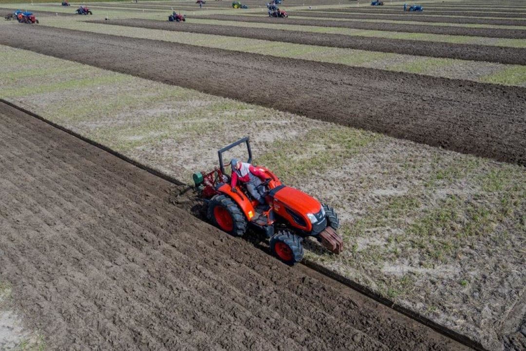 Deze wat jongere John Deere heeft een gedragen tweeschaar rondgaande ploeg. Kunst is dus om de goede diepte op de juiste plaats te krijgen.