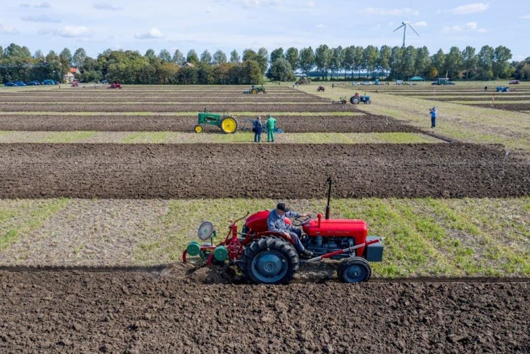 Een Mc Cormick-trekkertje met een getrokken rondgaande tweeschaar ploeg is nog bezig met de eerste echte voor.