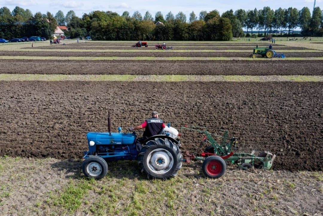 Bij de eerste voor is het belangrijk dat op de juiste afstand ook de goede diepte bereikt wordt zonder dat een hoge rug ontstaat.