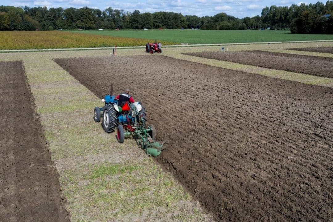 Nu komt het echte werk, het opzetten van de eerste voor. Met een goede afstelling van de ploeg, de goede diepte en breedte krijgen, en vooral op de juiste plaats.