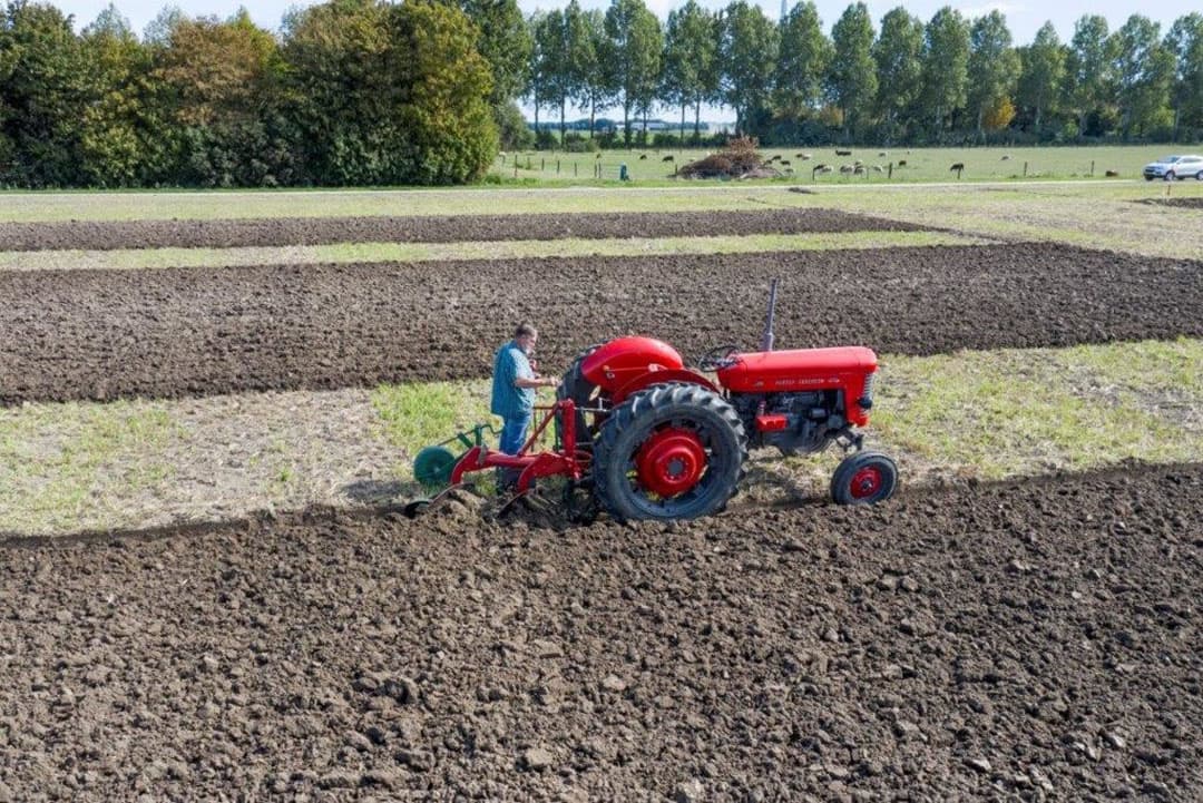 Het eerste voortje trekken met zicht op een jalonstok op het eind, is een grote uitdaging. Geen gps dus, maar toch een recht en strak begin.