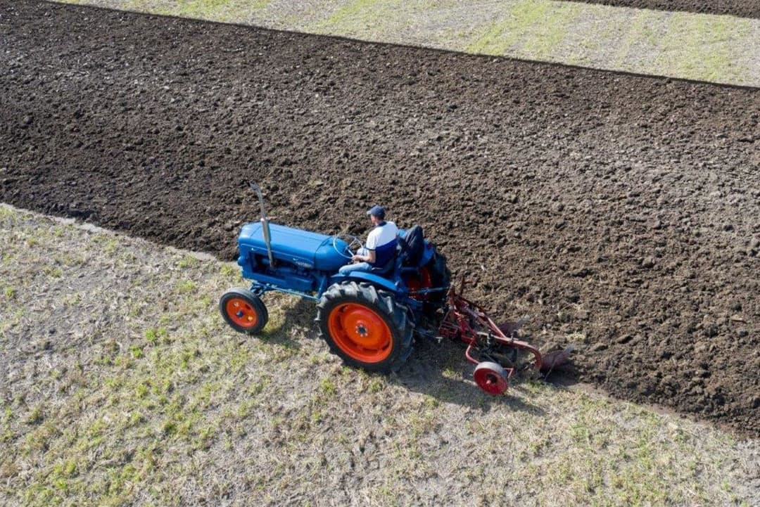 We kennen wentel- of kantelploegen, maar dit is een bijzondere keerploeg die op het eind wisselt van de ene naar de andere schaar met een palkastsysteem aangedreven door de wielen. De tas met het boterhammenpakket belooft veel geluk.