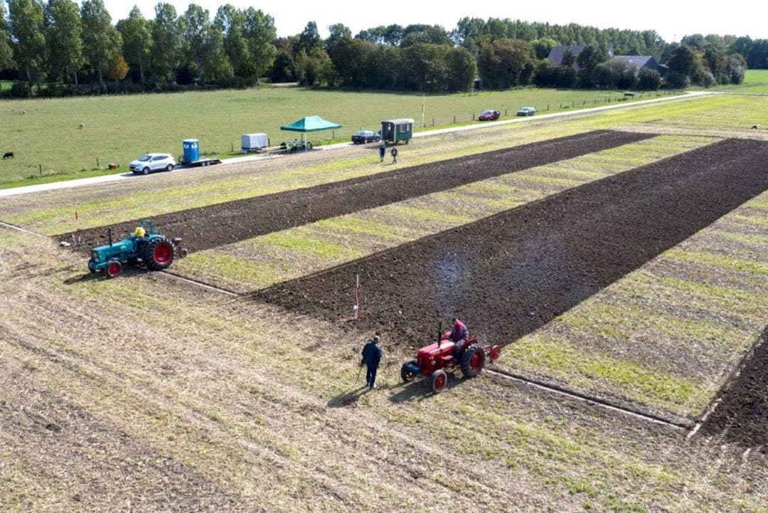 Van achter bekeken, zien we dat er goed evenwijdig gereden is, dus met een goede aansluiting op het eind.