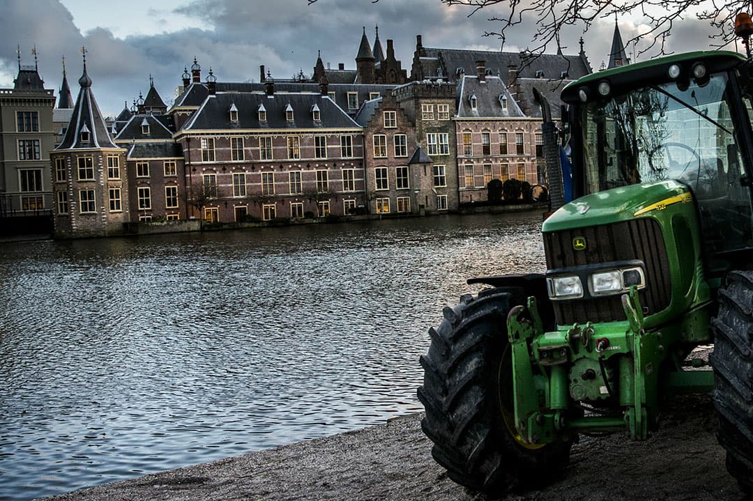 Dit zou zomaar weer kunnen. Trekkers bij het Binnenhof in Den Haag, net zoals bij de demonstratie in 2018 over de aardbevingen in Groningen. - Foto: ANP