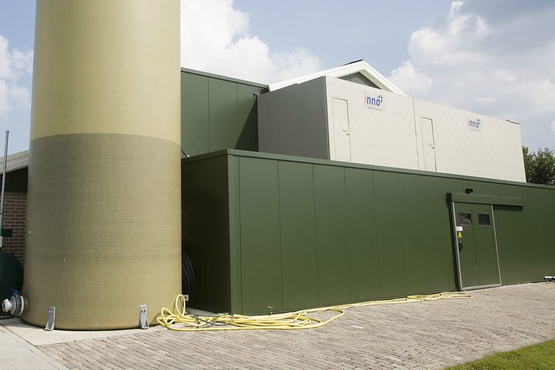 Luchtwasser op een vleeskalverbedrijf. - Foto: Koos Groenewold