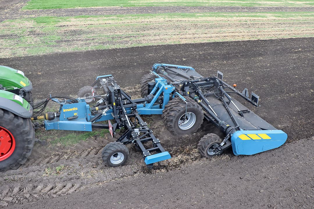 De Imants 38 FSX bestaat feitelijk uit twee 3-meterse 38 SX-spitmachines met een eigen carrier. Die kan in een tweede hef bijvoorbeeld een woeler van 6 meter meenemen.