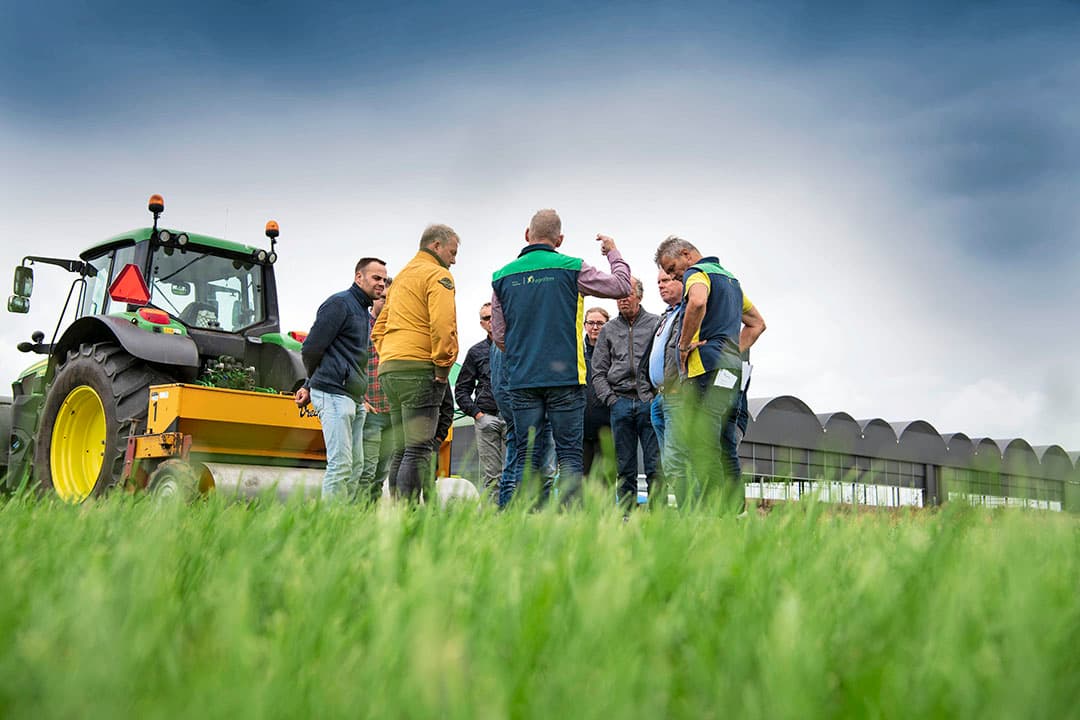 Akkerbouwbedrijf maatschap Krabben- Renken probeert zijn splinternieuwe 4-rijige aardappelrooier voor het eerst uit bij collegaboer De Winter in Oudeschans (Gr.). De nieuwe rooier is een zelfrijder van DeWulf en hij begint zijn werkzame leven in de zetmeelaardappelen. Op de Groningse klei zijn de aardappelen net wat vroeger, dus kan dat nog mooi voor de eigen oogst. - Foto: Koos van der Spek