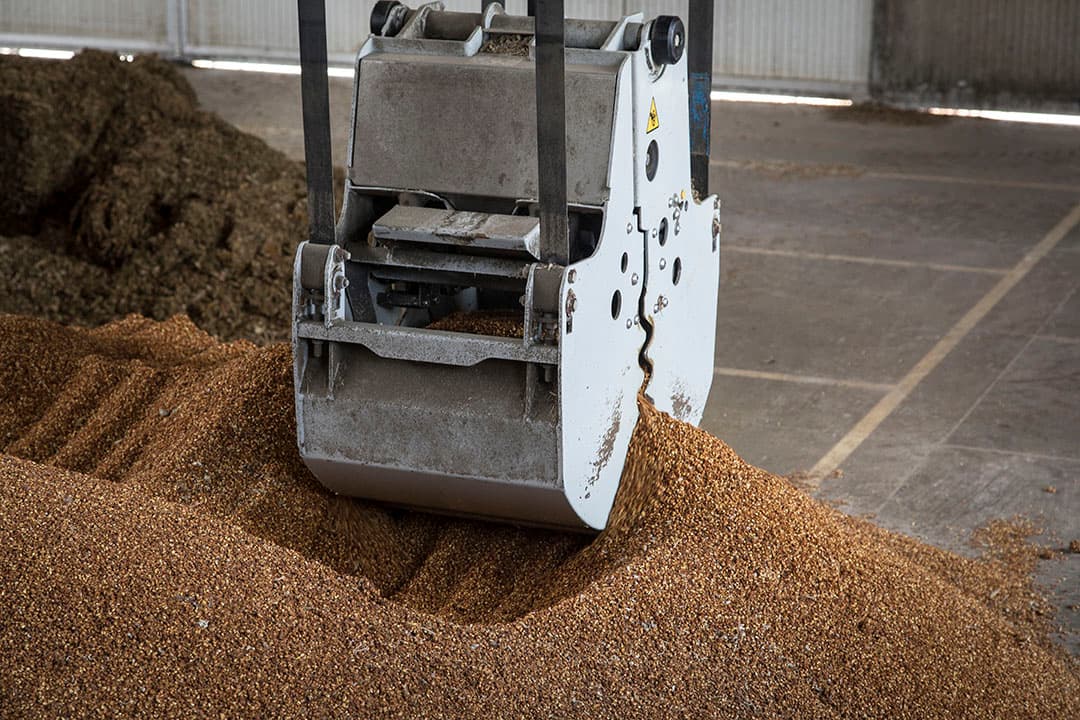 Gerrit-Jan (57), Annie (55) en hun zoon Jan (28) houden in Anevelde (Ov.) 150 melk- en kalfkoeien. De gemiddelde productie (rjg) ligt op 12.631 kilo melk per koe met 4,28% vet en 3,59% eiwit. - Foto's: Koos Groenewold