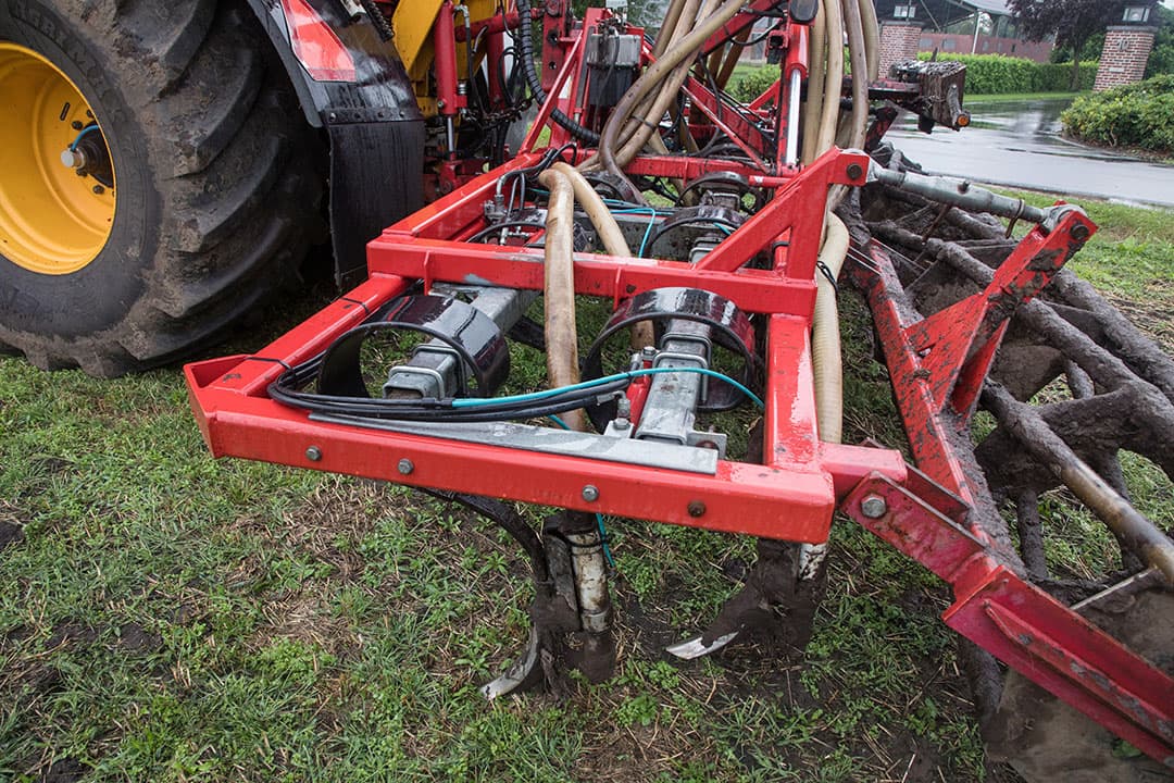 Het begint met het maaien van een stukje triticale. Van Geresteijn heeft voor de oogst van GPS (Gehele Plant Silage) een speciaal maaibord voor de hakselaar gekocht. Tot nu toe zijn het vooral de biologische bedrijven die klant zijn voor dit werk. Normaal zou de triticale natuurlijk al lang van het land zijn. Het gehakselde product wordt later op de dag gemengd met snijmais en dan in balen gedraaid. - Foto s: Herbert Wiggerman