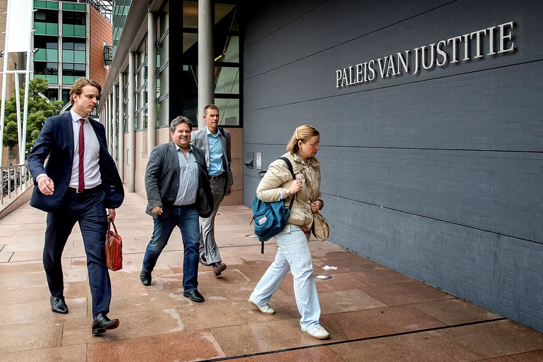 DEN HAAG - Erik Hubers (2L), voorzitter Pluimveehouderij bij LTO Nederland, komt aan bij de rechtbank waar de rechter uitspraak doet in de zaak die LTO Nederland heeft aangespannen tegen de NVWA over de fipronilcrisis in 2017. Volgens de landbouworganisatie had de schade bij pluimveehouders voorkomen kunnen worden als de toezichthouder haar taken beter had uitgevoerd. ANP KOEN VAN WEEL