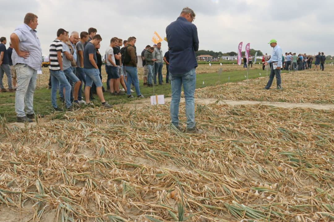 Squall had een demo-opstelling om de werking van dit middel aan te tonen. Met belangstelling volgt een groep de werkwijze. Er wordt 2 keer gespoten: 1 keer zonder en 1 keer met Squall.