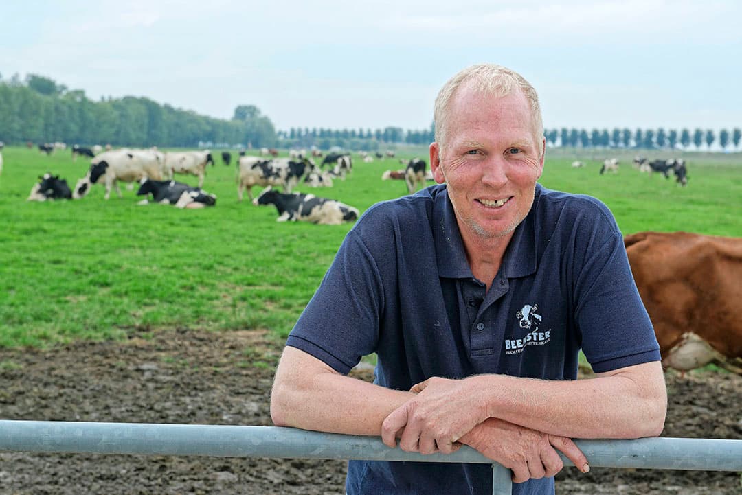 Vanwege de weidegang was de stal tijdens de reportage grotendeels leeg; alleen droge koeien en jongvee. De stal heeft geen overdreven tierelantijntjes: boxen met matrassen én gewone roosters. Dat laatste was toegestaan vanwege de keuze voor een luchtwasser.