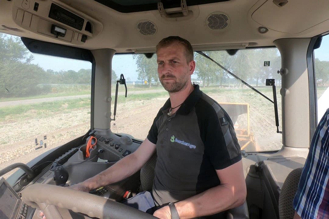 Hellinga doet dit werk als collega s onder elkaar, dus niet als loonwerk. Gelukkig is het werk goed uit te voeren met de airco aan in de degelijke cabines tegenwoordig.