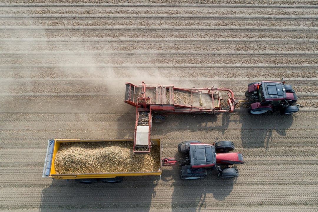Je hebt als bijrijder haast GPS nodig om er goed naast te kunnen rijden met al dat stof. Er wordt bij gereden door chauffeurs IJsbrand Haven en student José Schalk van Aeres uit Dronten.