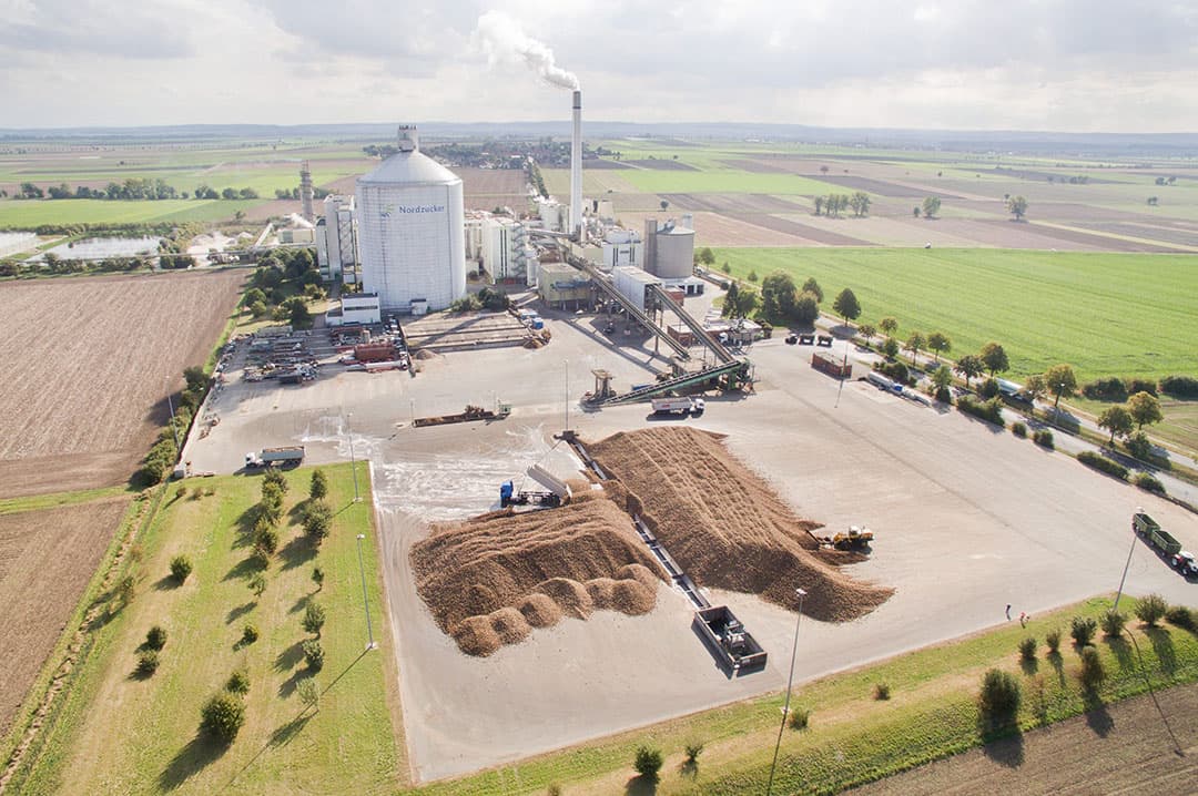 epa05561532 A picture made available on 29 September 2016 shows sugar beets are piled up for process at a factory of sugar producer Nordzucker AG in Clauen, Germany, 27 September 2016. The sugar beet campaign is currently going full speed.  EPA/JULIAN STRATENSCHULTE