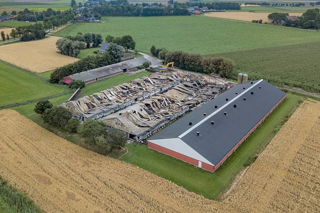 Vanuit de lucht is de brandschade op het bedrijf in Niawier (Fr.) goed te zien. Bij de brand kwamen 42.000 kippen om.