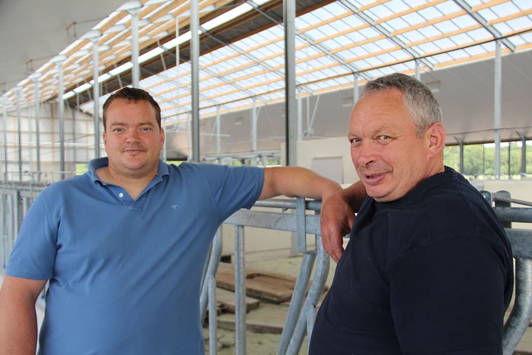 In de stal staan 6 krachtvoerboxen. Daarmee kan Noyens per individuele koe een voerplan programmeren. Daarbij gaat hij uit van de lactatiefase en de melkgift. Voor het ruwvoerrantsoen gaat Noyens de OptiDuo-voeraanschuifrobot van Delaval gebruiken. Deze schuift het voer niet alleen aan, maar ververst het gelijktijdig door het te mengen.