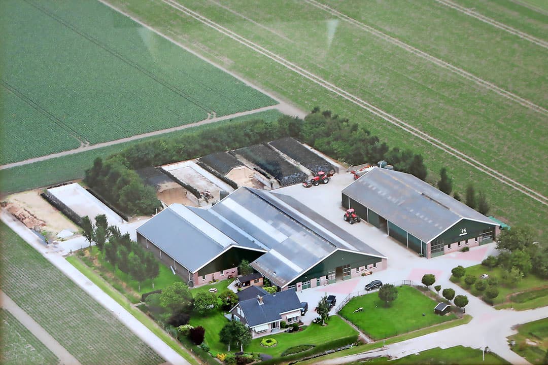 De stallen zijn nu niet in gebruik, het vee is onlangs weggegaan. Qua inrichting is echter niets veranderd. Het bedrijf is startklaar. Zo zitten er bijvoorbeeld nog gewoon sensoren onder de roostervloer voor de mestrobot.