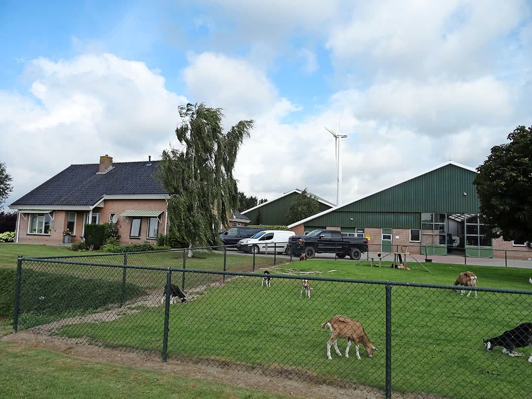 Het bedrijf is mooi vrijgelegen en ligt centraal op ongeveer 3 kilometer afstand van een buitenwijk van Almere: Almere-Hout. Daar zijn alle voorzieningen. Snelwegen A27 en A6 zijn op korte afstand. Natuurgebieden vormen geen beperking.