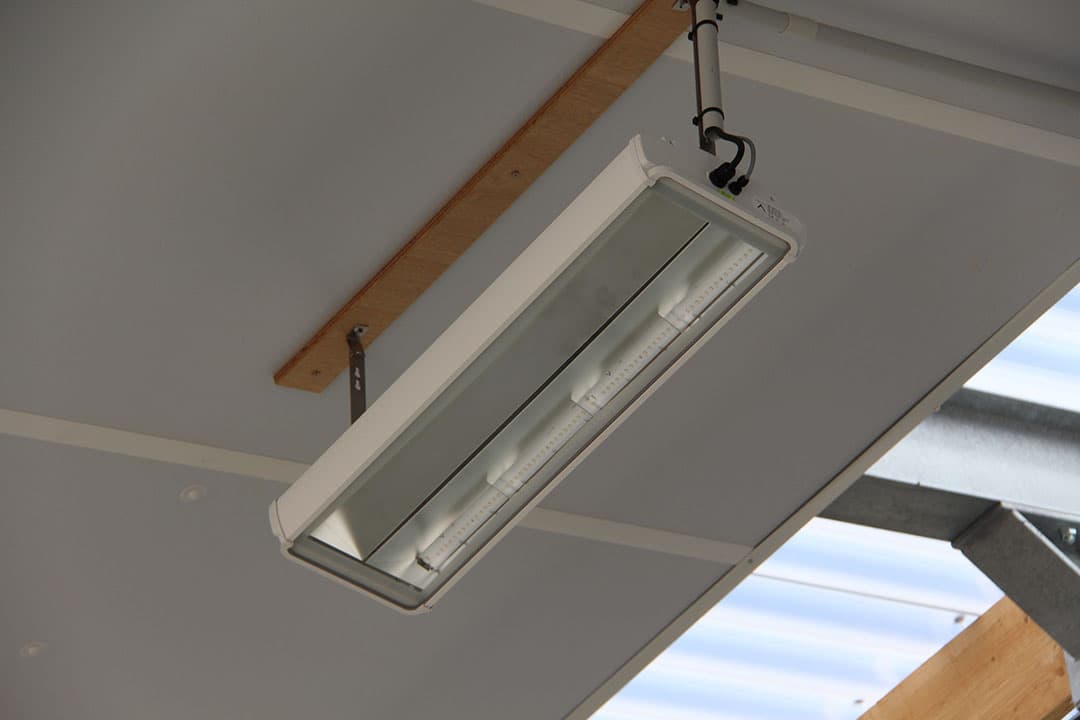 De koeien komen in de boxen te liggen op Winflex-matrassen. De keuze viel op deze matrassen uit oogpunt van arbeid, snelle reiniging en goed ligcomfort. Bij het liggen worden de koeien van elkaar gescheiden door Bruland-relaxboxen.