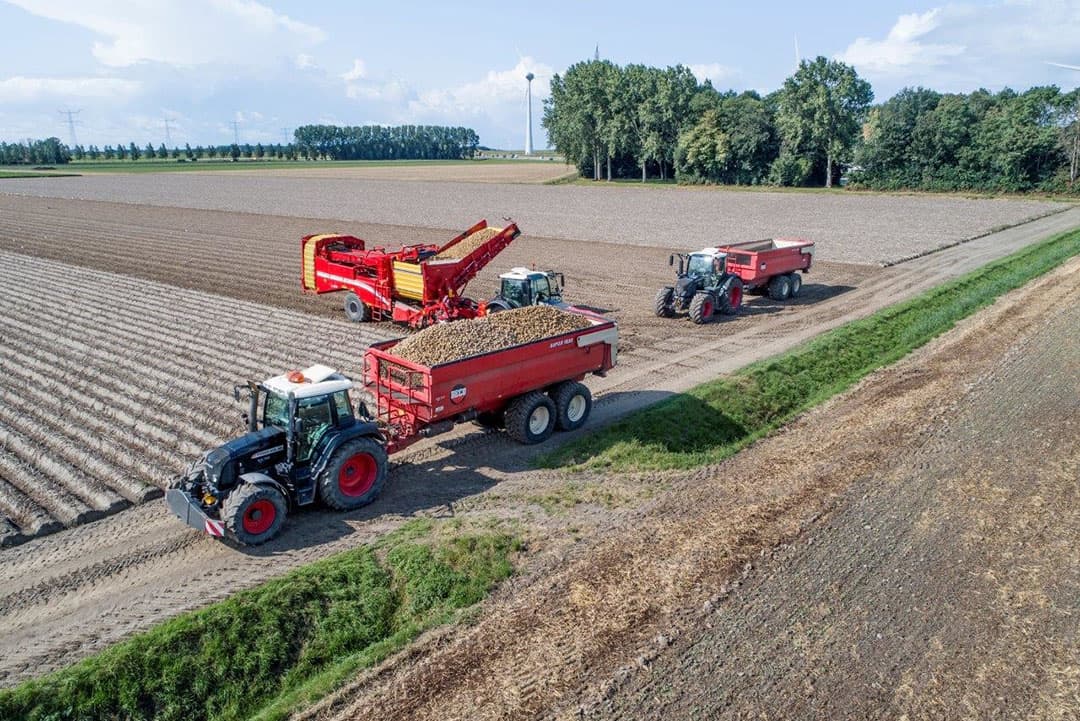 De kisten worden vanaf de bodem netjes gelijkmatig gevuld en daarna met de  stapelaar tweehoog klaargezet voor de heftruck.