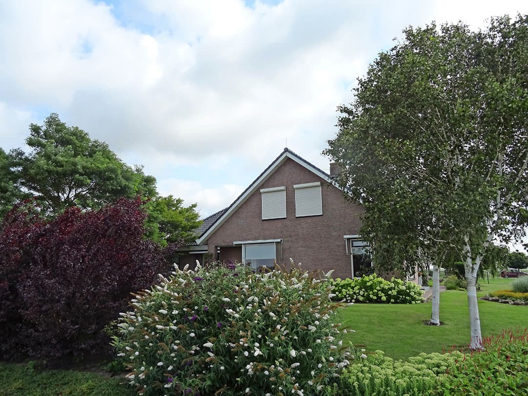 In de gemeente Zeewolde staat een melkveebedrijf zonder grond te koop voor ¬  1.575.000. De eigenaar heeft geen opvolger en verkoopt omdat hij elders in de polder met zijn grond als akkerbouwer verder gaat. Van links naar rechts: droge koeienstal, ligboxenstal, jongveestal/machineberging. - Foto's: Fotobureau Tiernego