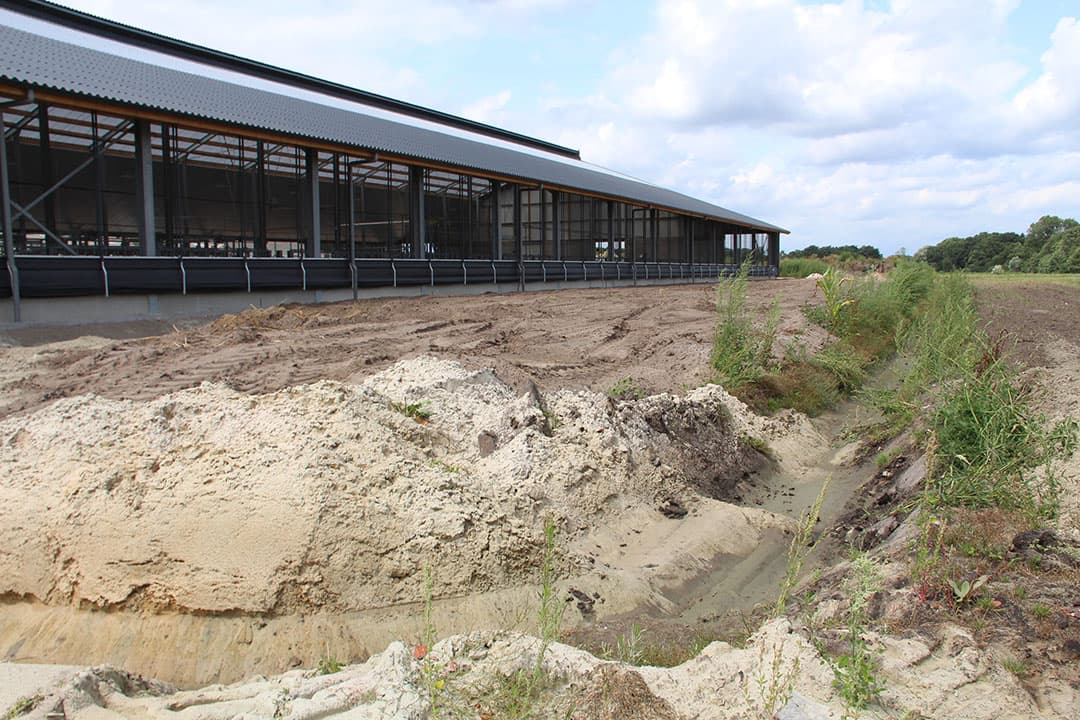 De volledig rvs DX3S-silotank van 25.000 liter is standaard voorzien van een Crossfire-bodem en zijverdamper en een DN100-uitloop inclusief een separate melkinlaat. De PUR-isolatie is tot 6 cm dik.